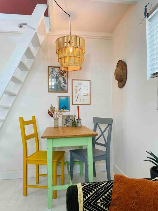The Birdhouse, Tiny Home Close To The Beach ノールトウェイク エクステリア 写真