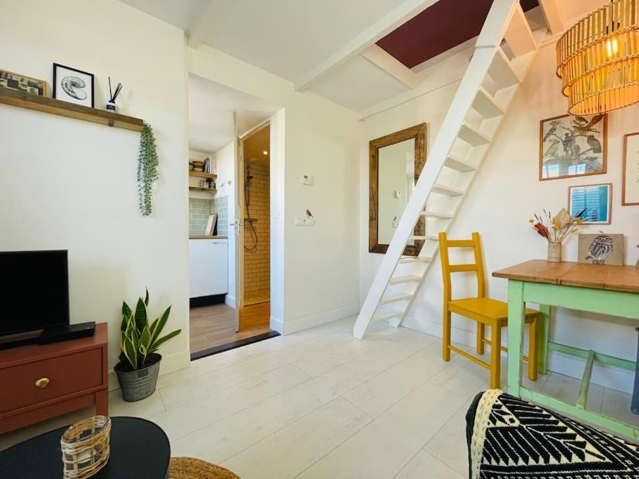 The Birdhouse, Tiny Home Close To The Beach ノールトウェイク エクステリア 写真